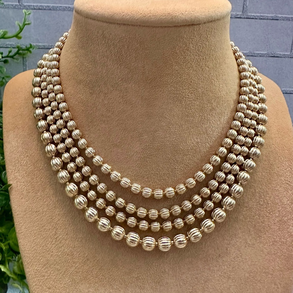 Vintage gold textured bead necklace - Picture 3 of 6